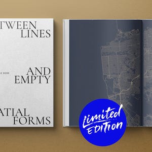 Puede incluir: Un libro titulado "Between Lines and Empty Spatial Forms" con una portada blanca y texto negro. El libro abierto muestra un mapa detallado en tonos grises sobre un fondo azul oscuro. Un círculo azul con el texto "Limited Edition" es visible.