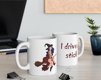 I Drive a Stick Koffiemok | Grappig vliegend heksenontwerp | Halloweencadeau voor heksenliefhebbers | Griezelige mok voor koffie en thee: 11oz