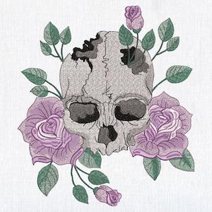 Może przedstawiać: Szara czaszka z pękniętą górną częścią otoczona jest fioletowymi różami i zielonymi liśćmi. Czaszka ma szczegółowy wzór z oczodołami i nosem.