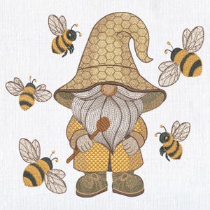 Könnte beinhalten: Ein Zwerg mit einem Honigwabenhut und einer Jacke, der einen Honiglöffel hält. Der Zwerg ist von fünf Bienen umgeben.