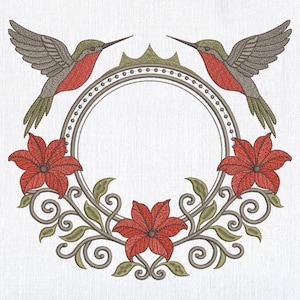 Peut inclure: Motif brodé avec deux colibris, des poinsettias rouges et des volutes décoratives. Les oiseaux ont des ailes grises, des poitrines rouges et des têtes vertes. Les poinsettias sont rouges et les volutes sont marron et vertes. Un cercle vide est au centre.