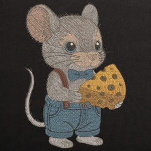 Lustiger kleiner Maus Junge mit Käse in Latzhose, Maschinenstickerei, lustiges niedliches Nagetier Stickdatei, 6 Größen