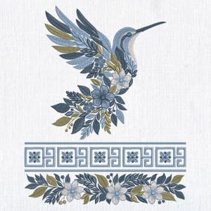 Puede incluir: Diseño bordado de un colibrí con detalles florales y de hojas azules, verdes y blancos. Debajo, dos bordes decorativos, uno con un patrón geométrico y otro con flores y hojas. El diseño está sobre un fondo blanco.