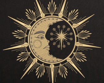 Könnte beinhalten: Ein goldfarben gesticktes Design eines Halbmondes mit einem stilisierten Gesicht und einem Sternenausbruch auf schwarzem Hintergrund.