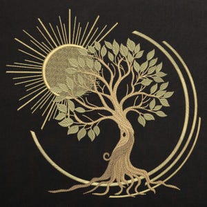Peut inclure: Broderie représentant un arbre de vie avec un soleil derrière lui. L'arbre est brun et vert, avec des racines et des branches. Le soleil est jaune avec des rayons. Le motif est sur un fond noir.