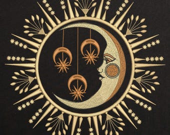 Puede incluir: Un diseño bordado en oro de una luna creciente con una cara y estrellas colgando de ella, rodeado de un estallido de rayos de sol.