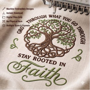 Peut inclure: Un motif de broderie machine cousu sur un tissu beige clair représentant un arbre marron avec des feuilles et des racines vertes. Le texte indique "GROW THROUGH WHAT YOU GO THROUGH" en marron et "STAY ROOTED IN Faith" en lettres cursives.