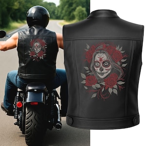 Könnte beinhalten: Schwarze Lederweste mit einem Tag der Toten Zuckerschädel-Design und roten Rosen. Die ärmellose Weste hat einen klassischen Biker-Stil. Das Bild zeigt die Weste auf einer Person, die Motorrad fährt. Geeignet für Motorradfahrer.