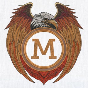 Könnte beinhalten: Gesticktes Design mit einem Adler mit ausgebreiteten Flügeln, in Braun- und Goldtönen, und einem kreisförmigen Rahmen. Der Buchstabe "M" befindet sich in der Mitte des Rahmens und bildet ein personalisiertes Emblem.