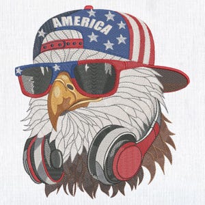 Disegno per ricamo a macchina di un'aquila calva con berretto, occhiali da sole e cuffie, file di uccelli patriottici, modello hipster di falco americano in 6 misure.