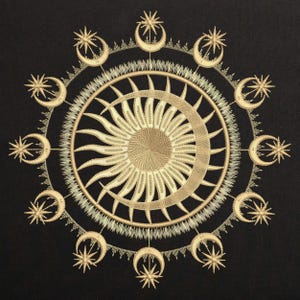 Puede incluir: Un diseño bordado en oro sobre un fondo de tela negro. El diseño presenta un sol y una luna con estrellas en un patrón circular.