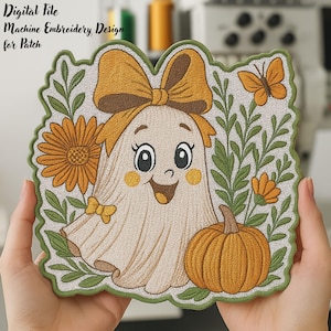 Könnte beinhalten: Gestickter Aufnäher mit einem freundlichen Geist mit einer großen Schleife, umgeben von Blumen, einem Kürbis und einem Schmetterling. Der Aufnäher hat einen grünen Rand und den Text "Digital File Machine Embroidery Design for Patch".