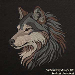 Puede incluir: Un diseño bordado de cabeza de lobo en tonos grises, marrones y beige sobre un fondo negro. El texto "Embroidery design file Instant download" está en la parte inferior. El lobo está representado de perfil.