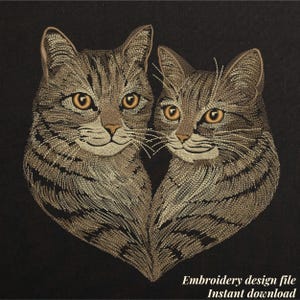 Puede incluir: Diseño bordado de dos gatos atigrados con ojos dorados sobre fondo negro. Los gatos están detallados con hilo marrón y beige, formando un corazón. El texto en la parte inferior dice "Embroidery design file Instant download."