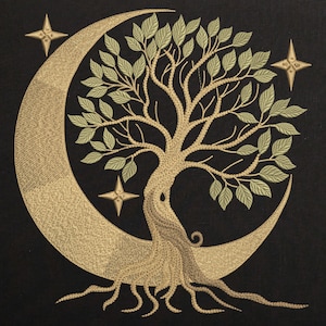 Op de afbeelding: Geborduurd ontwerp met een boom met groene bladeren, een halve maan en sterren op een zwarte achtergrond. De boom, maan en sterren zijn in goudkleur. Het ontwerp is gedetailleerd en heeft een hemels thema.