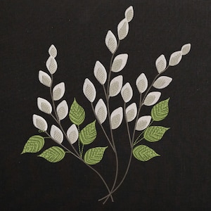 Könnte beinhalten: Stickerei mit weißen Blüten und grünen Blättern auf schwarzem Hintergrund.