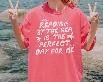 Camiseta con gráfico desgastado "Leyendo junto al mar", estilo literario, estilo vintage de verano, playera de vacaciones, colores cómodos, unisex