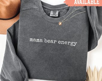 Comfort Colors® Mama Bear Energy Sweatshirt Mom Life Rund halsringning Gåva till mammor Rolig mamma-t-shirt Söt mamma-tröja Bekväm mamma-outfit