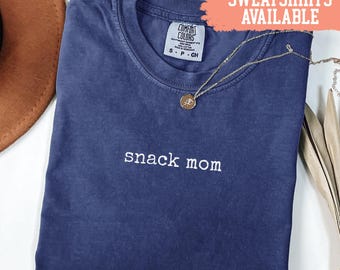 Camiseta Comfort Colors® para mamá con temática de snacks, camiseta divertida para mamá, regalo para mamá, camiseta sobre la vida de mamá, camiseta de cumpleaños para mamá, regalo para mamá primeriza