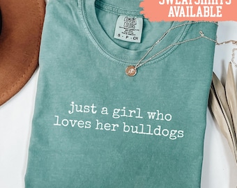 Komfort Colors® Nur ein Mädchen, das sie liebt Bulldoggen Shirt Hund Mama Shirt Geschenk für Bulldoggen-Liebhaber Englische Bulldogge Shirt Bulldogge Shirt für Frauen