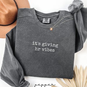 It's Giving HR Vibes Sweatshirt, Trendy Graphic Crewneck, Casual Office Attire, Comfortable Workwear, HR Motivation Sweater, Cozy Pullover