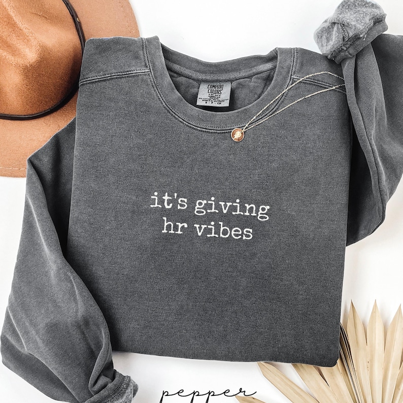 It's Giving HR Vibes Sweatshirt, Trendy Graphic Crewneck, Casual Office Attire, Comfortable Workwear, HR Motivation Sweater, Cozy Pullover