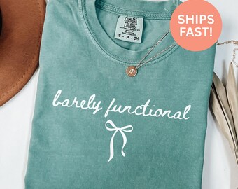 Camisa Comfort Colors® Barely Functional, divertida, sarcástica, introvertida, presente para ela, camisa identificável, camisa humorística, camisa preguiçosa para a mãe