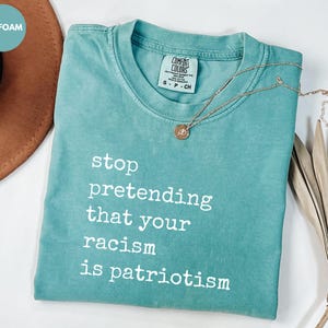 Comfort Colors® 反人種差別シャツ、人種差別を愛国心だと偽るのはやめろ T シャツ、社会活動家シャツ、平等 T シャツ、政治抗議シャツ