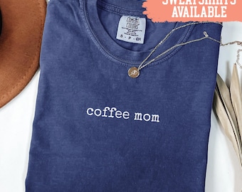Camiseta Comfort Colors® para mamás amantes del café, ideal como regalo.