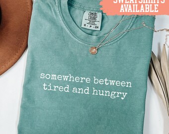 Comfort Colors® Irgendwo zwischen müde und hungrig Shirt Lustiges müdes Shirt Hungriges Shirt sarkastisches Shirt Geschenk für sie Geschenk für ihn Unisex