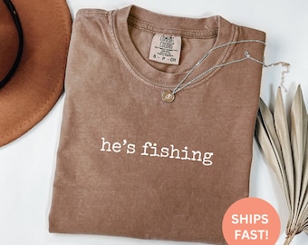 Comfort Colors® Er ist Angeln Shirt, lustiges Land Shirt, Naturliebhaber Shirt, Angeln Geschenk T-Shirt, Grafik T-Shirt, übergroßes Shirt, Trendy Shirt