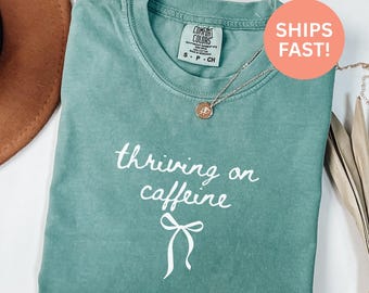 Comfort Colors® Thriving On Coffee-tröja för kaffeälskare, koffeinberoende, rolig tröja, sarkastisk tröja, present till vän, mamma