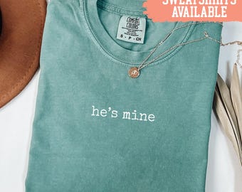 Comfort Colors® Han är min T-shirt Flickvänspresent Possessiv T-shirt Rolig relations-T-shirt Par-T-shirt Jubileumspresentidé