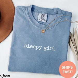 Comfort Colors® slaperig meisjesshirt, vermoeide moeder T-shirt, Lazy Day-shirt, schattig grafisch T-shirt, grappig slaapshirt, comfortabel casual T-shirt, trendy shirt cadeau