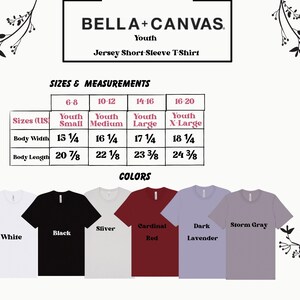 Może przedstawiać: Tabela rozmiar&oacute;w dla dziecięcych koszulek Bella + Canvas z kr&oacute;tkim rękawem. Tabela pokazuje rozmiary 6-8, 10-12, 14-16 i 16-20, z odpowiadającymi im wymiarami szerokości i długości ciała w calach. Tabela pokazuje r&oacute;wnież opcje kolorystyczne: biały, czarny, srebrny, czerwony kardynał, ciemny lawendowy i szary burzowy.