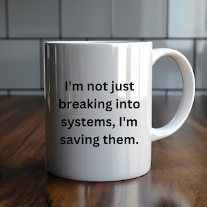 Puede incluir: Taza de cerámica blanca con asa curva. La taza tiene texto negro que dice: "No solo me meto en los sistemas, los salvo". La taza está sobre una superficie de madera.