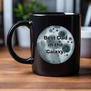 Tasse à café en céramique noire Meilleur papa de la galaxie | Cadeau fête des pères | Cadeau d&#39;anniversaire d&#39;un enfant | Tasse de l&#39;espace | Livraison gratuite | Cadeau pour les moins de 25 ans