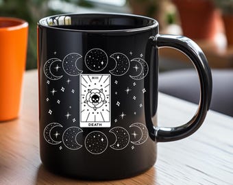 Taza de cerámica negra con la carta del Tarot de la Muerte / Disponible en tamaños de 11 y 15 oz.