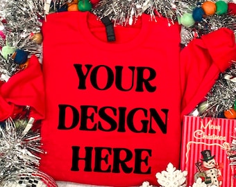 Shirt Mockup - Gildan Sweatshirt Mockup - Kerstthema Mockup - Kerst Mockup - Preppy Mockup - Rode Sweater Mockup