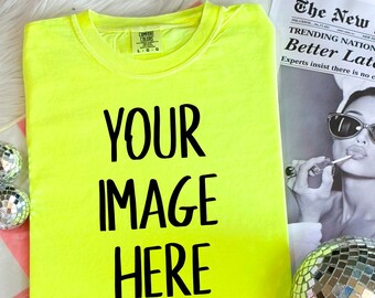 Op de afbeelding: Een fel neon-geel T-shirt met de tekst "YOUR IMAGE HERE" in het zwart.
