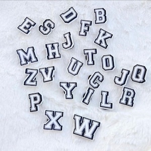 Adornos para zapatos con letras del alfabeto, números y hashtags de moda: accesorios para calzado personalizables - Initals