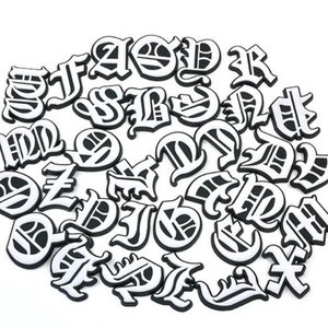 Pingentes de sapato com letras inglesas antigas A-Z