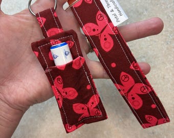 Llavero y portabálsamo labial combinados - Mariposas rojas