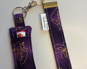 Llavero y portabálsamo labial combinados - Morado con mariposas doradas