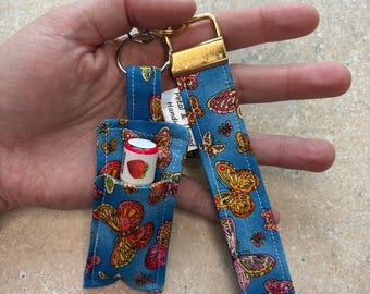 Llavero y portabálsamo labial combinados - Azul con mariposas de colores