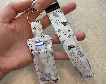 Llavero y portabálsamo labial combinados - Blanco con mariposas