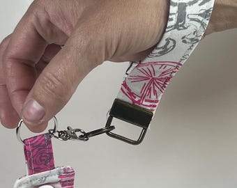 Combo de llavero de muñeca y porta lápiz labial - diseño rosa de París
