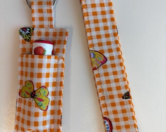 Llavero y portabálsamo labial combinados - Cuadros naranjas con mariposas