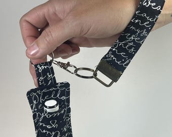 Combo de llavero, pulsera y soporte para lápiz labial - negro con texto en blanco