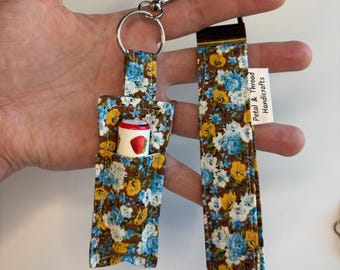 Llavero y porta bálsamo labial combinados - Diseño floral azul y naranja